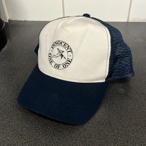 One of one keps - Oneofone keps inköpt för ca 1 år sedan. Använd 1-2 gånger och inget slitage. Köpte den för 400kr så säljer den för 275 inklusive frakt.