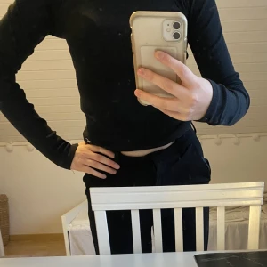 Långärmad svart tröja  - Fin långärmad svart tröja från Hm. Knappt använd, i mycket bra skick. Är storlek S, men passar även xs. 