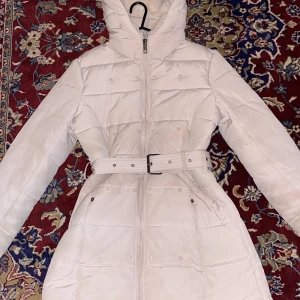 hollister jacka - Fin och varm vinter jacka från hollister finns en päls till den skriv för fler bilder 