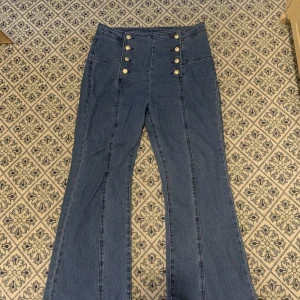 Cider Jeans - Köpte för en konsert men storleken gick väldigt liten. På lappen står det XL men passar som en M-L. Aldrig använda, köpta för ~200kr
