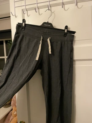 Lågmidjade mjukisar - Köpta secondhand men lite försmå för mig, dom är långa och lågmidjade