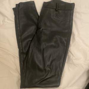 Leggings i läderimitation från Zara strl S. Sparsamt använda. Har dragkedja nere vid ankeln så man kan dra upp och få som en ”slits”. 🌟