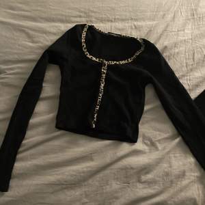Säljer jätte fin kroppad svart brandy tröja med fina leopard detaljer.