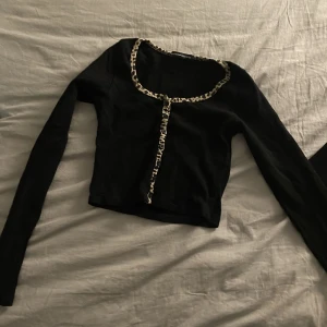 Brandy Melville tröja - Säljer jätte fin kroppad svart brandy tröja med fina leopard detaljer.