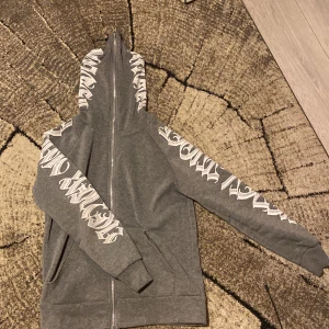 Full zip up - Säljer denna full zip up tröjan med tryck på båda ärmarna och luvan, 8/10 skick. St. M men sitter som S. Säljs pga att jag inte använder den längre. Skriv om ni har några frågor!!