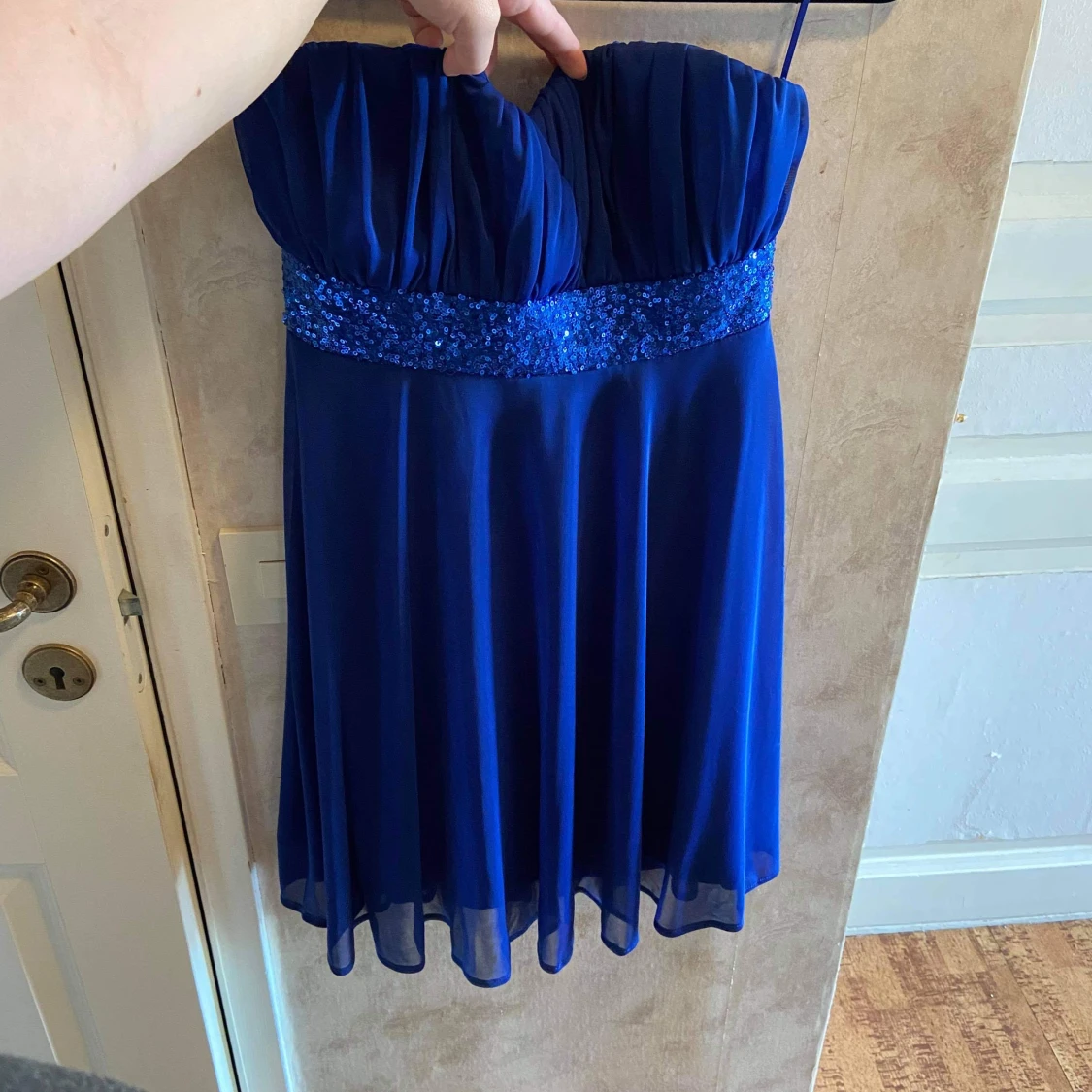 Blå axellös klänning 