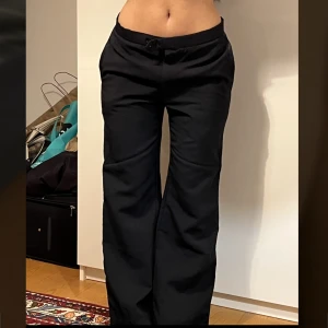 Kostymbyxor  - PERFEKTA thriftade lågmidjade kostymbyxor  super inne nu, ❤️ säljs dessvärre då de e för långa på mig (1.60).  Väldigt fint kostymaterial! Innerbenslängd:75 midjemått: 82 , om det är flera intresserade startar jag budgivning kram🥰