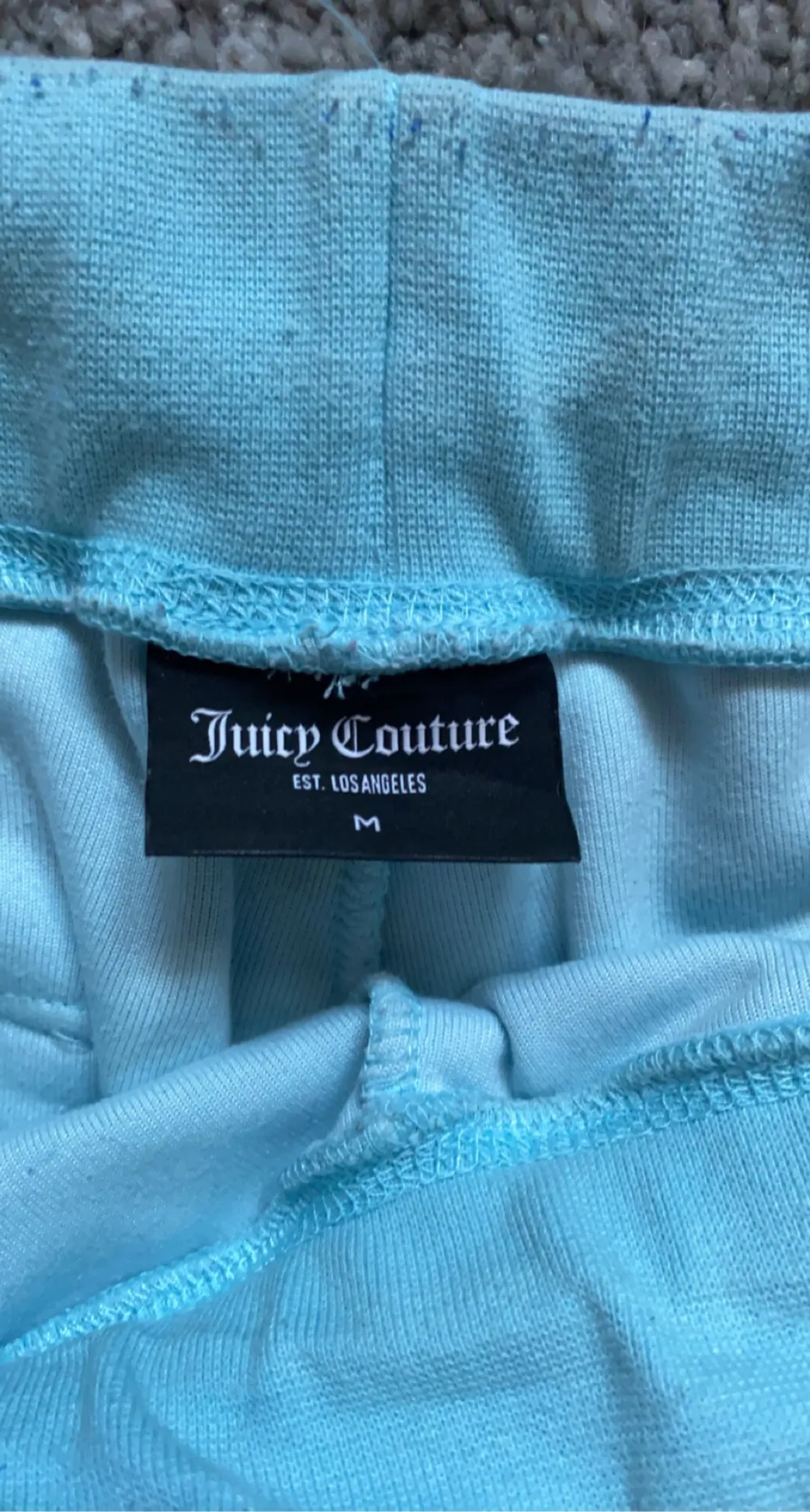 BYTER ENDAST!! Vill byta dessa ljusblåa juicy couture byxor mot antagligen ett par mörkblåa eller svarta. Dom är uppsydda till 158/160cm. Väldigt bra skick, bara använda 2/3 gånger. Nästan helt nya.. Jeans & Byxor.