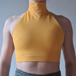 RAD Eve Top, gul, stl S - Säljer denna superfina klassiker RAD Eve top i gul. Köpt på Marketplace, säljes pga tyvärr för liten för mig. 🙁 Storlek S.