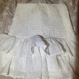 Söt kjol - Super söt och fin vit volang kjol! Vet inte vart den är köpt så lappen inte är kvar, men den är väldigt stretchig och skulle säga att den passar storlek XXS-M 💕 Aldrig använd! Frakt tillkommer