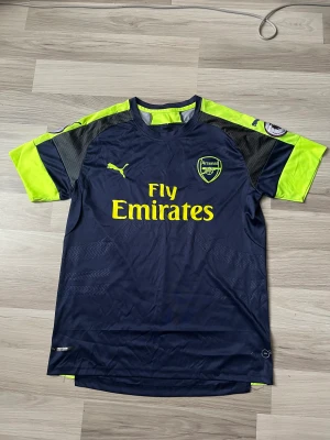Arsenal 16/17 third kit  - Alexis Sánchez tröja Vet it om den e fake eller legit men har aldrig använt den SKRIV INNAN NI SKA KÖPA