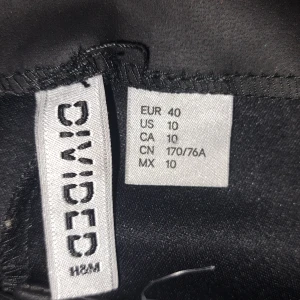 Fusk skinn byxor stl 40 - Skit snygga och häftiga byxor från divided stl 40