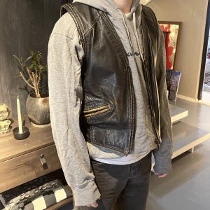 Läderväst, Rocky - Vintage Amerikansk väst av 100% genuint skinn. Rikgt fin patina på lädret.  