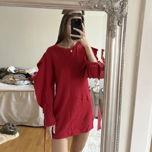 Klänning  - Super fin klänning från Zara, köpt i Slovenien. Öppen i armarna. 