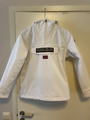 Jacka - Mycket fin vinterjacka, anorak, med blixtlås i ena sidan. Grått fleecefoder i luva.  Djur och rökfritt hem.