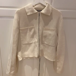 Jacka/kofta - Säljer nu denna populära kofta från Åhlens i storlek S🤍