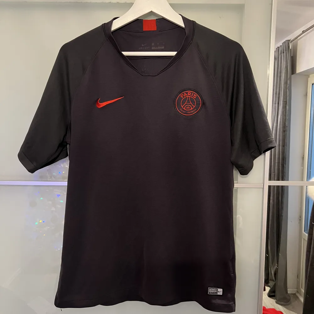 PSG t-shirt köpt på Nike’s hemsida för 500kr och är nästintill oanvänd. Mycket bra kvalité samt skick.. T-shirts.