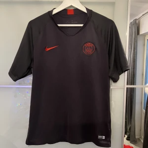 PSG T-shirt - PSG t-shirt köpt på Nike’s hemsida för 500kr och är nästintill oanvänd. Mycket bra kvalité samt skick.