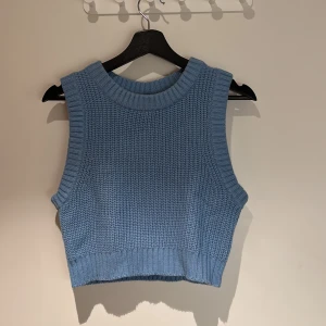 Blå stickad topp - Aldrig använd. Bara att skriva om fler bilder eller mått önskas ☺️
