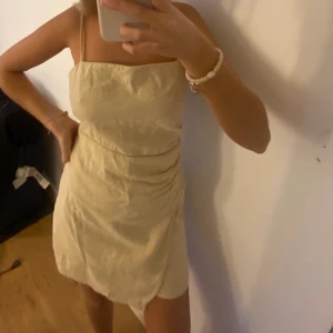 Beige klänning - Fin klänning från zara som aldrig använts. Materialet är som linne. Är i storlek m men sitter bra på mig som vanligtvis har s. Säljer för 150 men priset kan diskuteras! Skriv om ni vill ha fler bilder ❤️‍🔥
