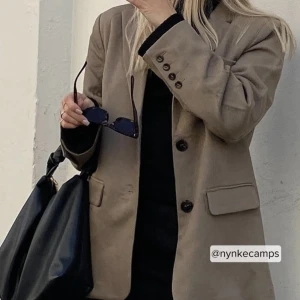 NA-KD Blazer - Dösnygg blazer från Nakd, storlek 34, använd vara vid denna fotografering, säljer för att den är något liten för mig. Men den är verkligen hur snygg och skön som hälst. Nypris är 899 och den är slutsåld! Priset går att diskutera, så tveka inte!😊❤️