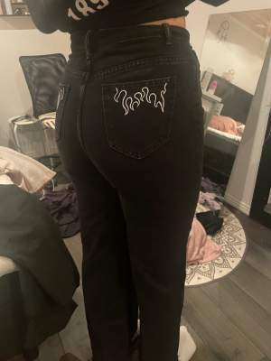 Svarta jeans med detalj bak