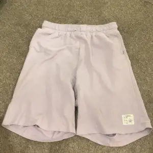 Lila shorts, knälängd, kommer ej till användning 