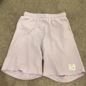 shorts  - Lila shorts, knälängd, kommer ej till användning 