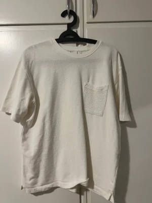 Zara t-shirt - Nu säljer jag en somrig stickat tshirt med ficka. Tishan är från ZARA och har knappast använts.  Hör av er vid intresse! Skick 9/10 Storlek M 