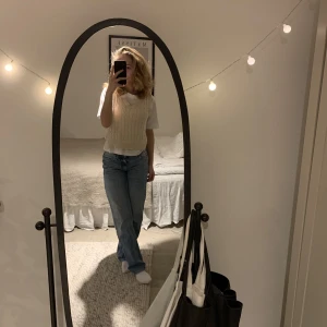 Beige väst från Monki - Snygg, beige stickad väst från Monki. Endast använd två gånger. Frakt tillkommer!!