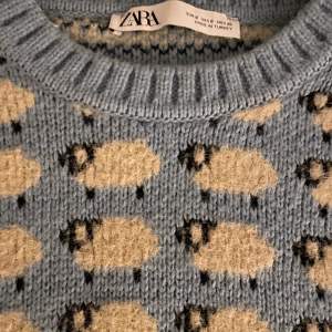 Säljer min sötaste stickade tröja från Zara. Frakten blir 69 kr och ingår inte i orginalpriset!💋💋💋  