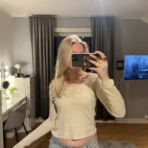 Långärmad tröja  - Beige långärmad tröja från Brandy Melville. Sista bilden visar färgen mer exakt. Frakt tillkommer på 45 kr! Skriv vid frågor💕