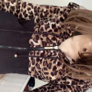 Leopard zip up hoodie 🐆 väldigt fin och cropped , knappt använd!