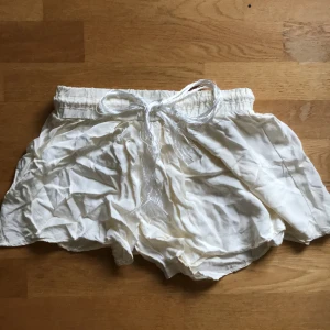 Silk shorts - Extremt mysiga och skjöna skorts som är köpta på second hand. Trådarna är lite överallt (kolla på första bilden) fast man kan bara ta bort dom Kostnaden av frakt är för dig att betala Tack💕