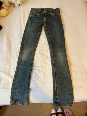 Y2k jeans - Storlek - XS Midja - 60cm Lår - 41cm Längd - 98cm Low waisted De sitter ganska tight på mig, det e därför de säljs. (Hämtas på Lilla Essingen eller någonstans i närheten)