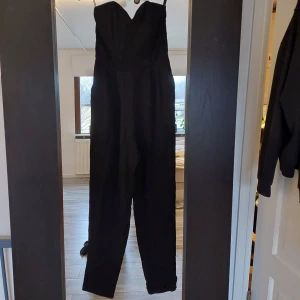 Super snygg jumpsuit  - Super snygg jumpsuit i xs du måste vara xs till denna, 200kr 