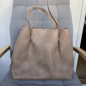 Shopper väska - En fin shopper väska från Åhléns. Använde några gånger, som ny!  Den här färgen är redan slut på Åhléns: https://www.ahlens.se/produkter/mode/totevaska-i-laderimitation-gry-2588a8c5-8693-4f10-a1bf-1e7993a6b27f