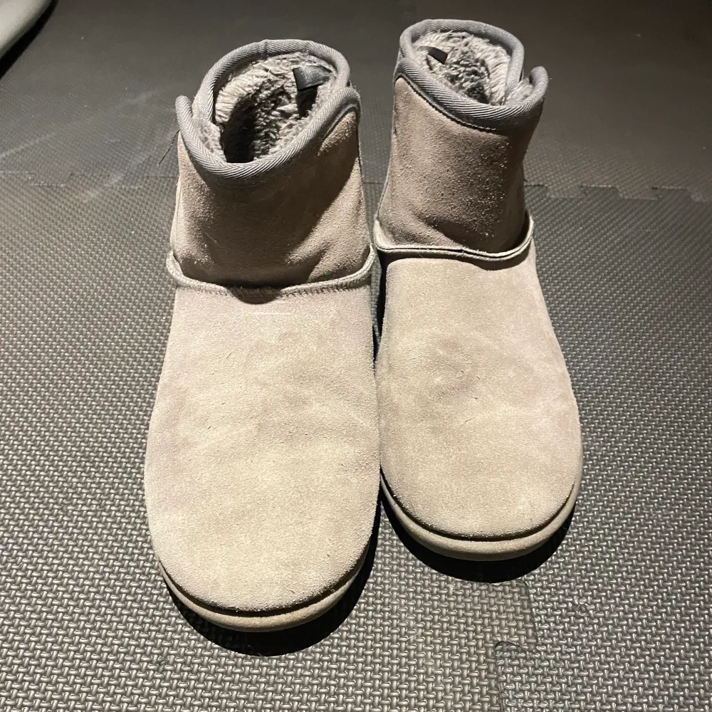 Gråa uggs, sparsamt använda. Skor.