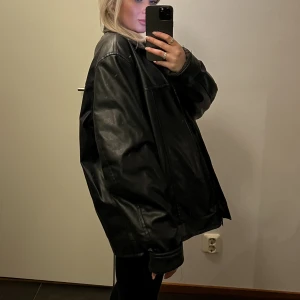 Svart skinnjacka  - Skit snygg, köpt second hand 