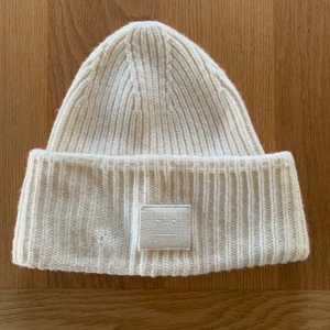 Acnemössa  - Säljer nu min acnemössa då den tyvärr inte kommer till någon användning längre. Mössan är i fint skick men tyvärr med ett litet hål på framsidan som däremot säkert går att sy ihop💓💓💓