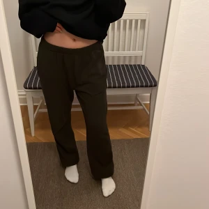 Mjukisbyxor  - Superskönt mjukisbyxor från brandy Melville, syns inte så bra på bilderna men de är mörkbruna! Inte mycket använda så är i bra skick!