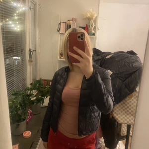 Moncler lans - Moncler jacka i modellen lans i befintligt skick då det finns 2 små lagningar (kan skicka bild privat) strl 12 men passar en xs! Självklart äkta och det finns qr kod i jackan!