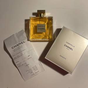 Jag har lite tankar på att sälja min Gabrielle parfym från Chanel 100 ml. Köpte den i oktober förra året (2022), men det har inte blivit att jag har använt den.  Tänkte bara kolla om det finns intresse för den.  Nypris 1.695kr.  Pris kan diskuteras. 