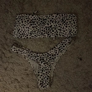 Bikini - Prickig Bikini frpn SHEIN i storlek Xs, inte använd något.