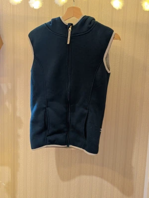 Väst - Säljer den här västen då den inte används men den är superskön. Skickar inte kan bara mötas upp.