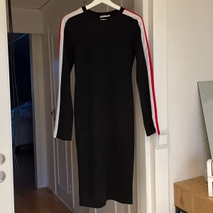 Långklänning - Slim fit långklänning från Zara. 