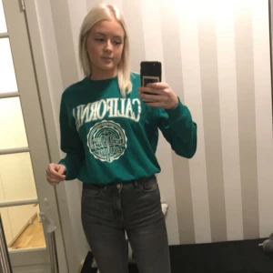 Säljer min gröna collage tröja  - Säljer min gröna collage tröja för att den inte kommer till användning, fint skick och använd några gånger 