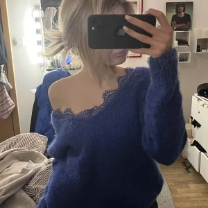 stickad tröja - Jätte fin och skön, blå stickad tröja ifrån Zara i bra skick. Säljer då den nästan är helt oanvänd.  Nypris: 400kr  Kan mötas upp i Stockholm, om inte står köparen för frakt💗