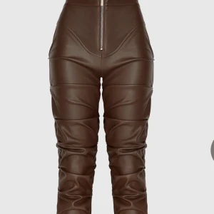 flared leather pants - flared skinnbyxor. SJUKTSNYGGA byxor men bara lite för lång på mig. Den är tall girl friendly. Använd minst 2ggr. Priset och frakt kan kanske diskuteras. 