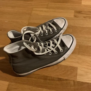 Converse - Brun/gråa Converse i storlek 37. Jag har vanligtvis storlek 38 men de passar perfekt. Har inte använt dem jättemycket. Säljer för 400 kr.